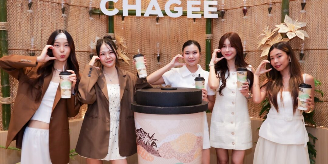 โฮจิฉะมาแรง! CHAGEE เปิดตัว Hojicha Genmai Milk Tea ขึ้นแท่นเมนูใหม่ประจำซีซัน Hojicha Genmai Milk Tea ความหอมคั่วละมุน พร้อมเสิร์ฟถึงมือคนไทย 20 มีนาคมนี้