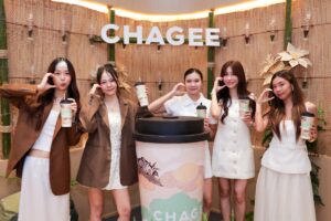 โฮจิฉะมาแรง! CHAGEE เปิดตัว Hojicha Genmai Milk Tea ขึ้นแท่นเมนูใหม่ประจำซีซัน Hojicha Genmai Milk Tea ความหอมคั่วละมุน พร้อมเสิร์ฟถึงมือคนไทย 20 มีนาคมนี้