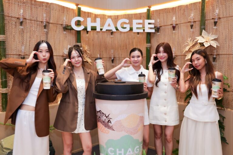 โฮจิฉะมาแรง! CHAGEE เปิดตัว Hojicha Genmai Milk Tea ขึ้นแท่นเมนูใหม่ประจำซีซัน Hojicha Genmai Milk Tea ความหอมคั่วละมุน พร้อมเสิร์ฟถึงมือคนไทย 20 มีนาคมนี้