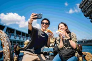 คนโสดไทยเหงาแต่ไม่ยอมแพ้ Tinder เผย 85% ของคนโสดไทยรู้สึกเหงา  และ 62% ยังคงพยายามสร้างความสัมพันธ์ใหม่ๆ ในชีวิต คนโสดในประเทศไทยมองหาความสัมพันธ์ที่ลึกซึ้งมากขึ้น โดย 72% ต้องการความสัมพันธ์ที่มีความหมาย และ 67% ระบุว่าแอปหาคู่ช่วยให้รู้สึกเชื่อมโยงกับผู้อื่นมากขึ้นและโดดเดี่ยวน้อยลง